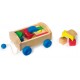 jeu de construction en bois dans un chariot à tirer